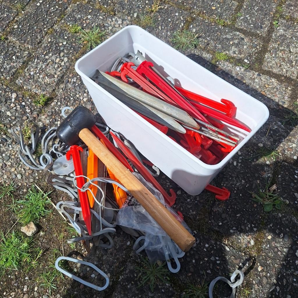 Bak vol haringen, rubbers en een hamer, Ophalen
