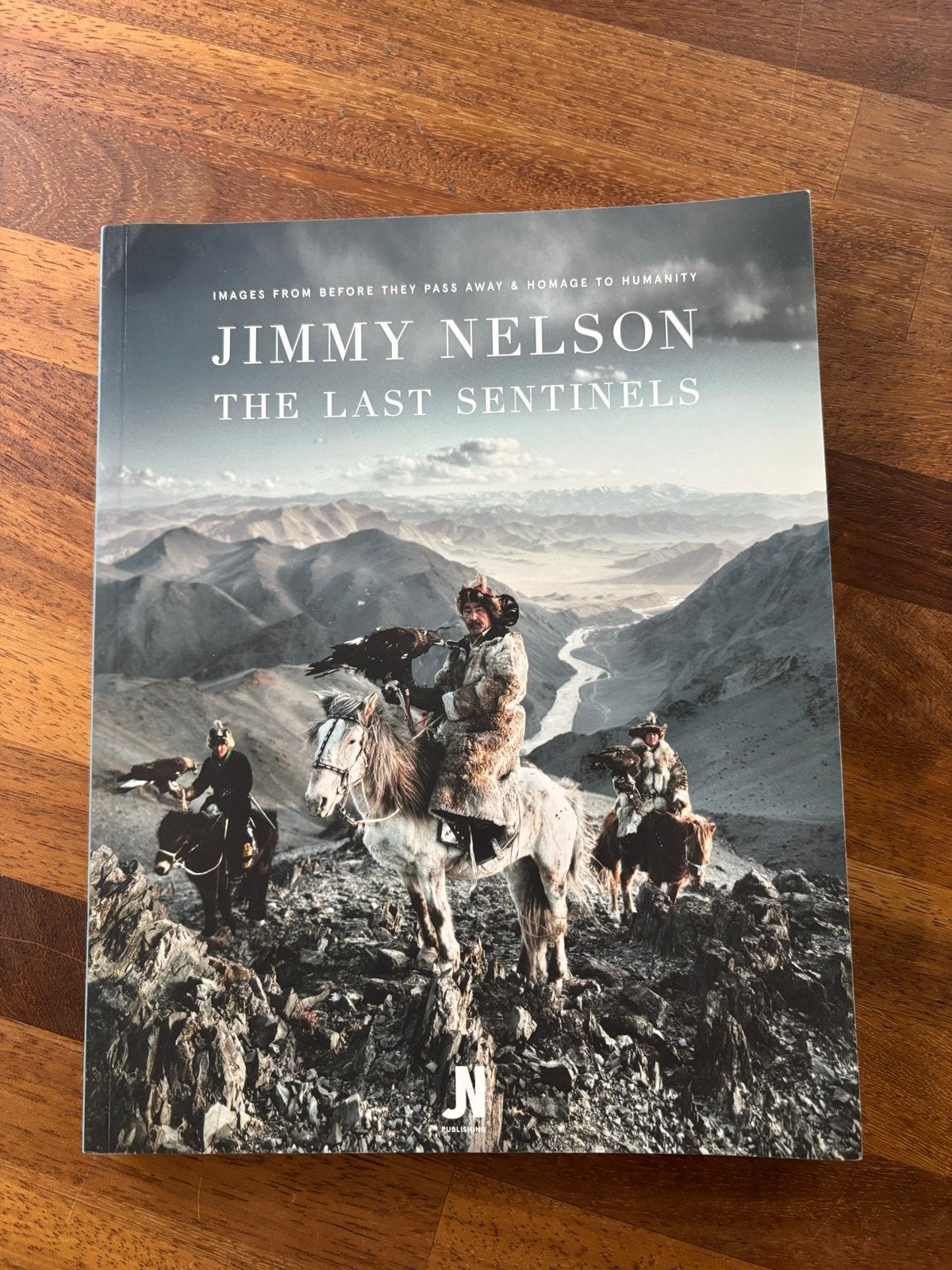 Jimmy Nelson - The Last Sentinels (Fotoboek), Boeken, Ophalen of Verzenden, Zo goed als nieuw, Fotografie algemeen
