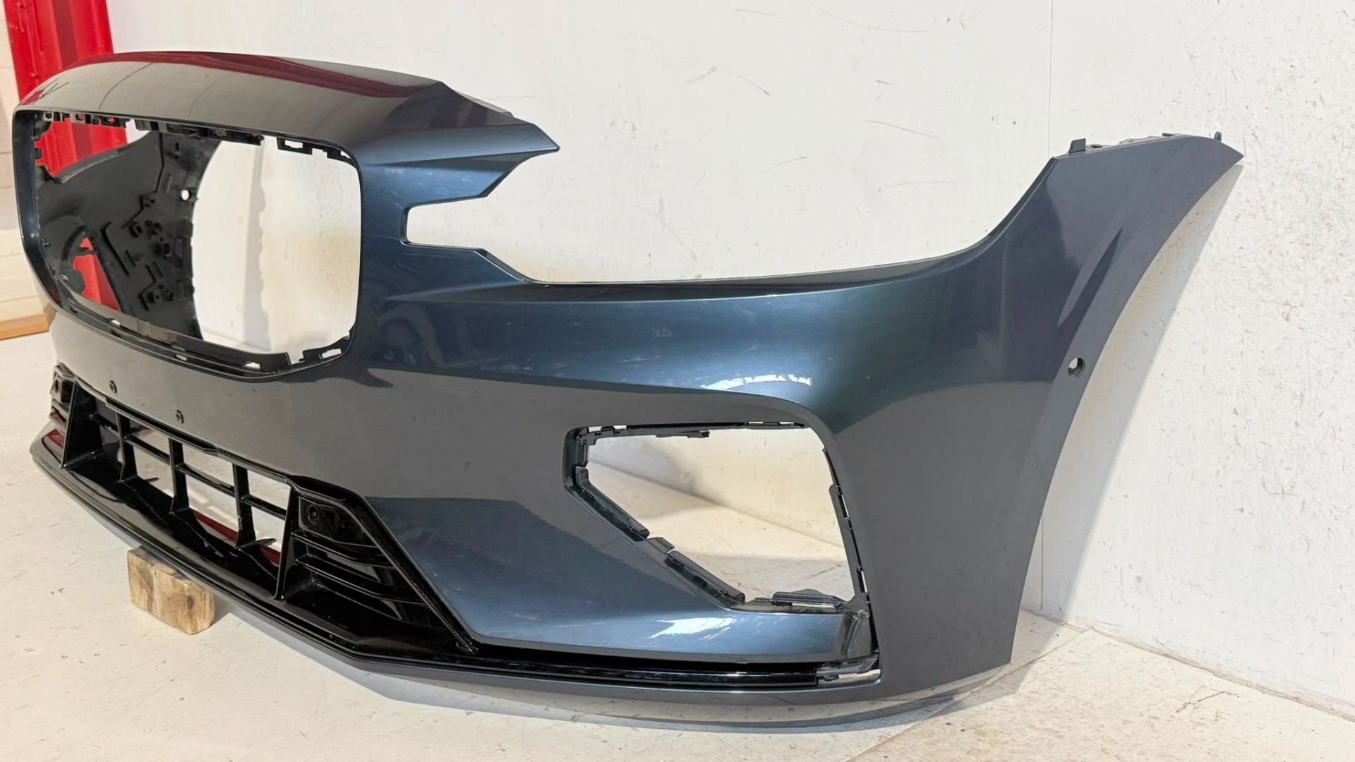 Volvo V60 II S60 II R-Design voorbumper 31690530, Auto-onderdelen, Gebruikt, Gunnar Engellaus vag 8
405 31  Gothenburg, SE, Voor