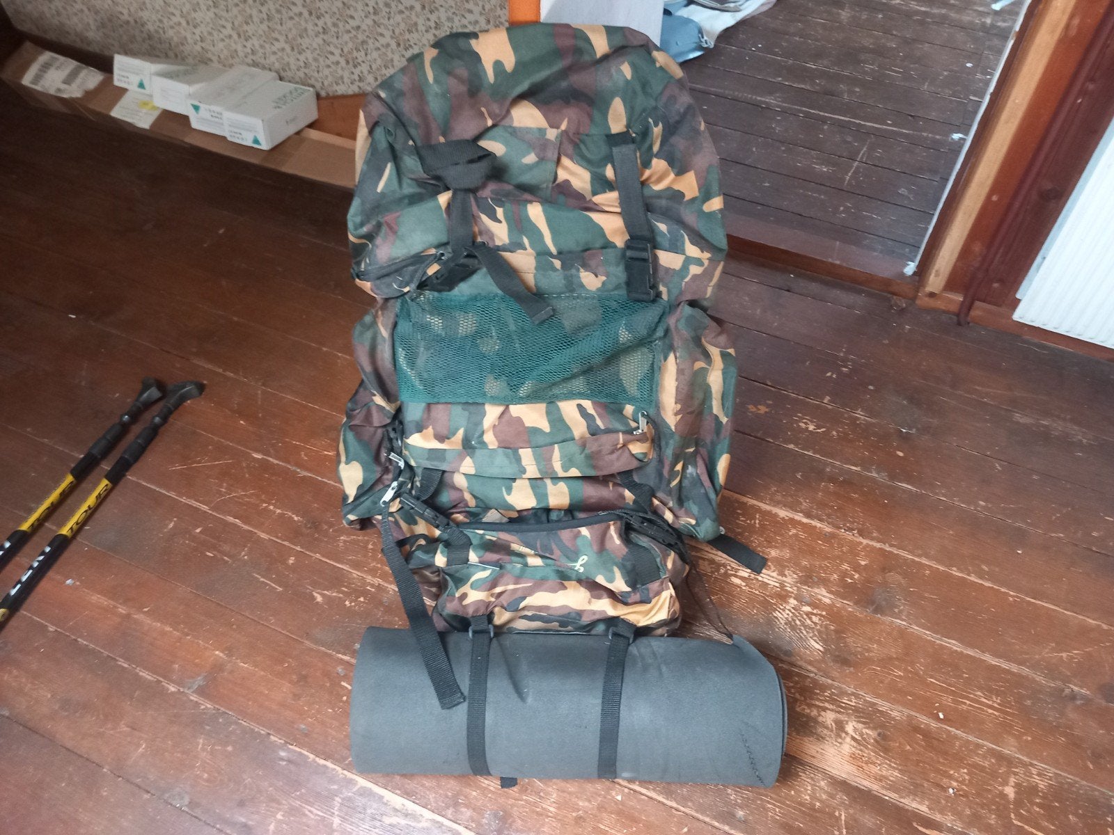 Camouflage rugzak met slaapmat en wandelstokken, Ophalen of Verzenden, Gebruikt