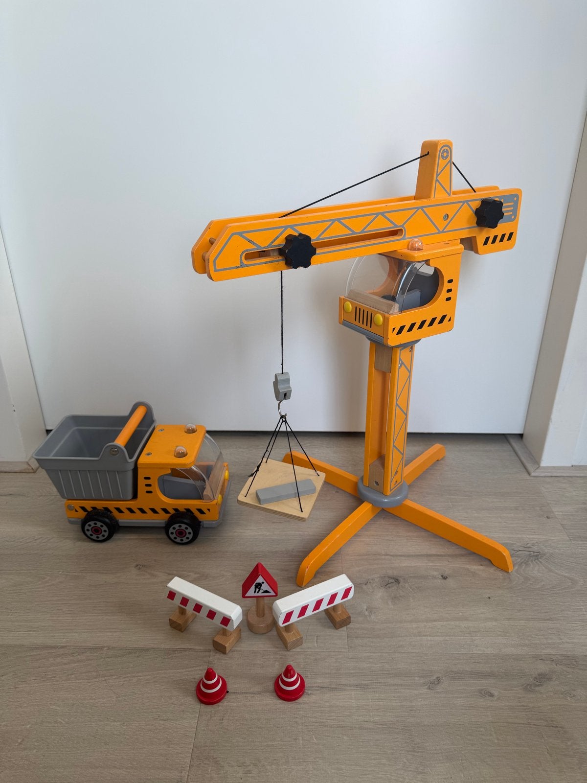 Hape Hijskraan met Kiepwagen en Wegwerkzaamheden Set, Verzenden, Gebruikt, Bouwen