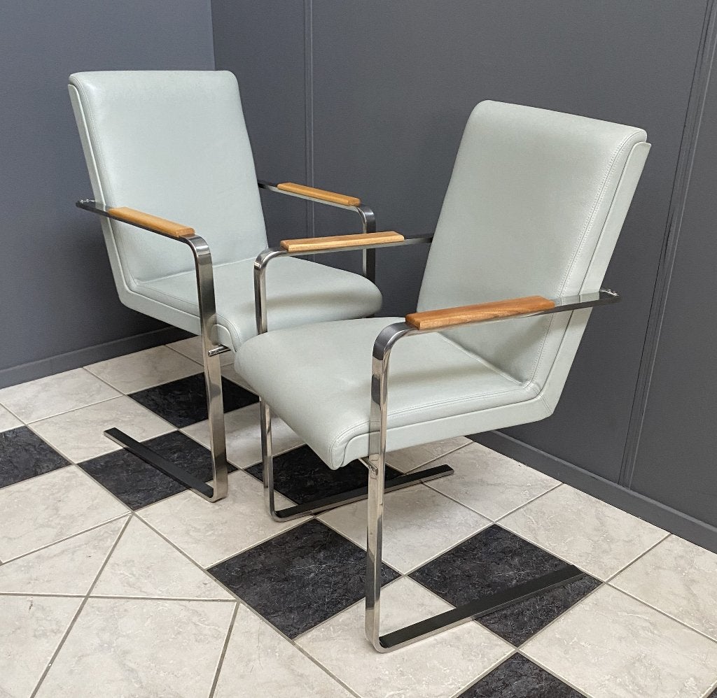 80 jaren 2x licht grijs leren chroom stoelen houten leuning, Huis en Inrichting, Stoelen, Ophalen, Twee, Grijs, Leer