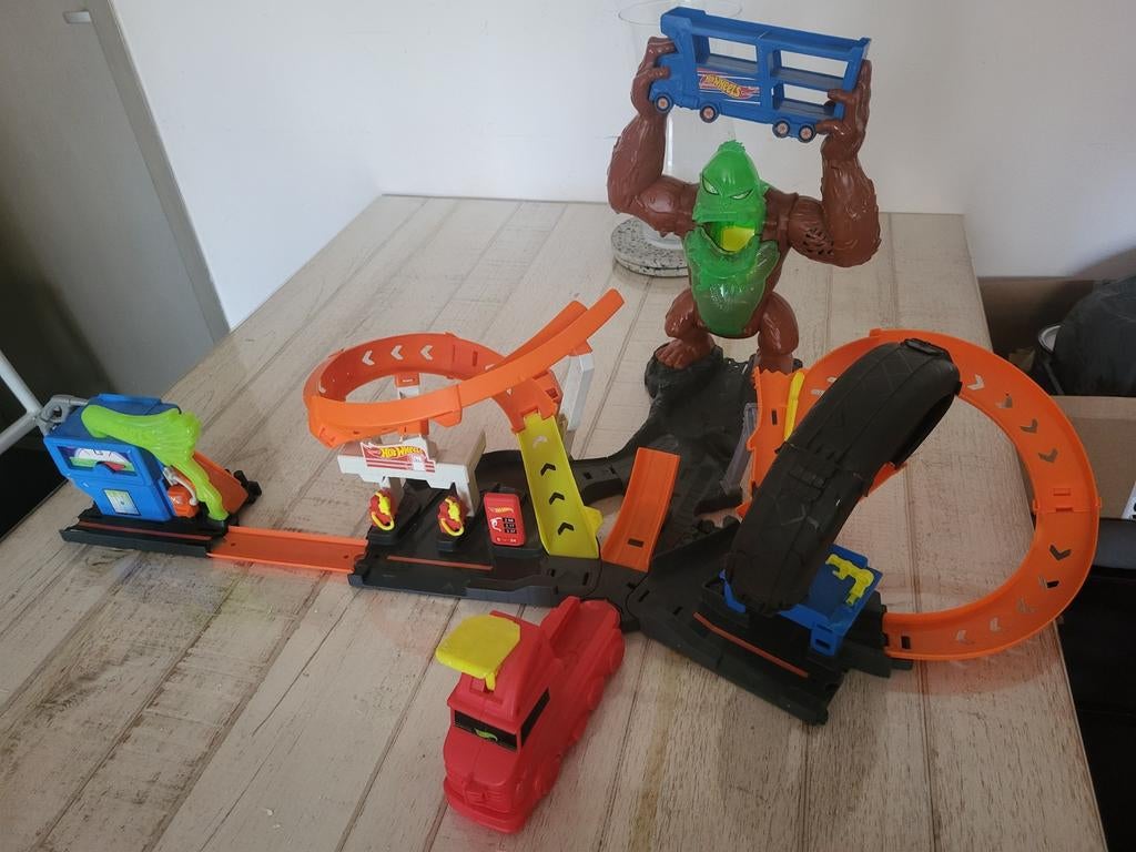 Hot Wheels Racebaan met Gorilla, Carwash, Tank and launcher, Ophalen of Verzenden, Zo goed als nieuw, Handmatig, Hot Wheels