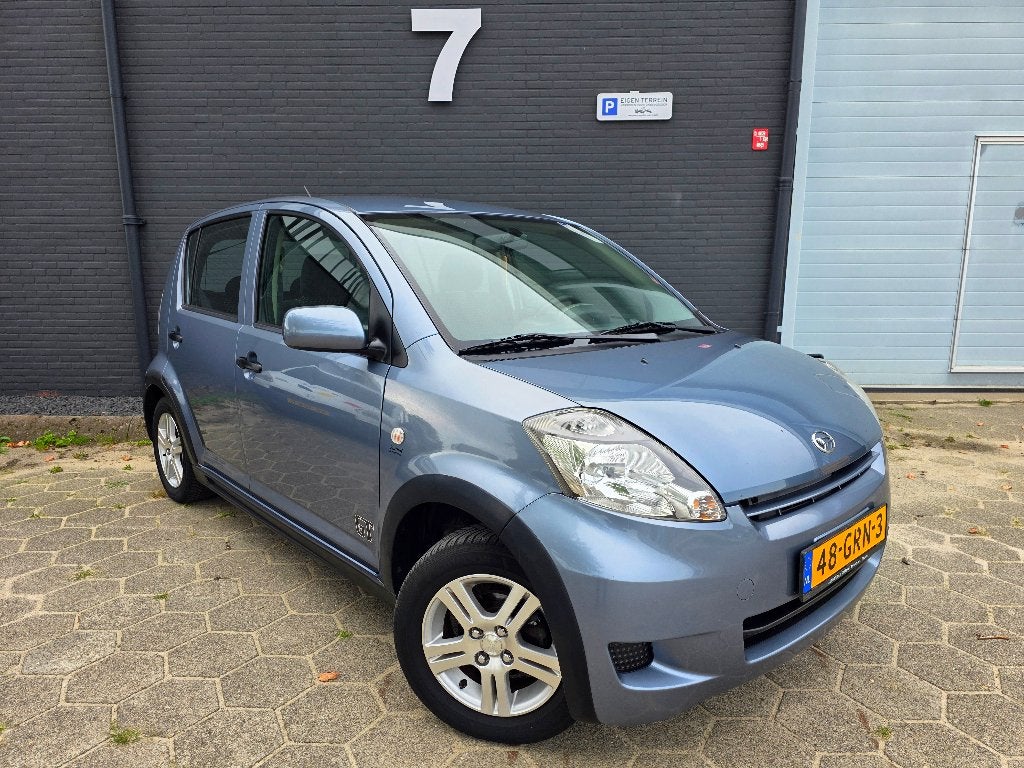 ✅️ Daihatsu Sirion GT 1.0 Benzine 2008 ✅️ Nieuwe APK ✅️, Auto's, Voorwielaandrijving, Dealer onderhouden, Leder en Stof, Bedrijf