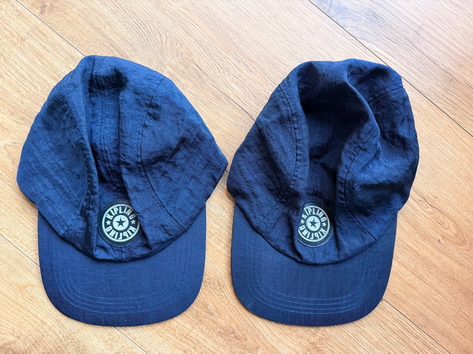 Nieuwe donkerblauwe Kipling pet, Verzenden, Nieuw