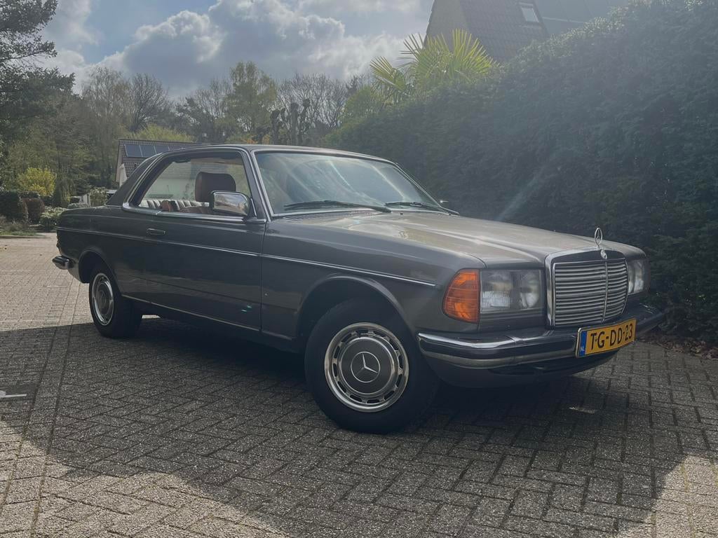Mercedes-Benz 200-Serie 2.3 230 C 1980 Grijs, Auto's, Mercedes-Benz, Achterwielaandrijving, 2300 cc, Leder, Bruin