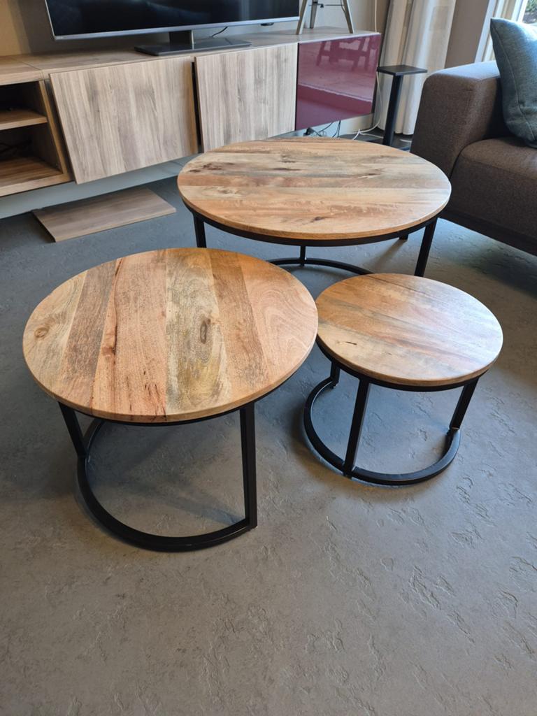 Set van 3 Mango houten salontafels met zwart metalen poten, Huis en Inrichting, Tafels | Salontafels, 50 tot 100 cm, Rond, Ophalen of Verzenden
