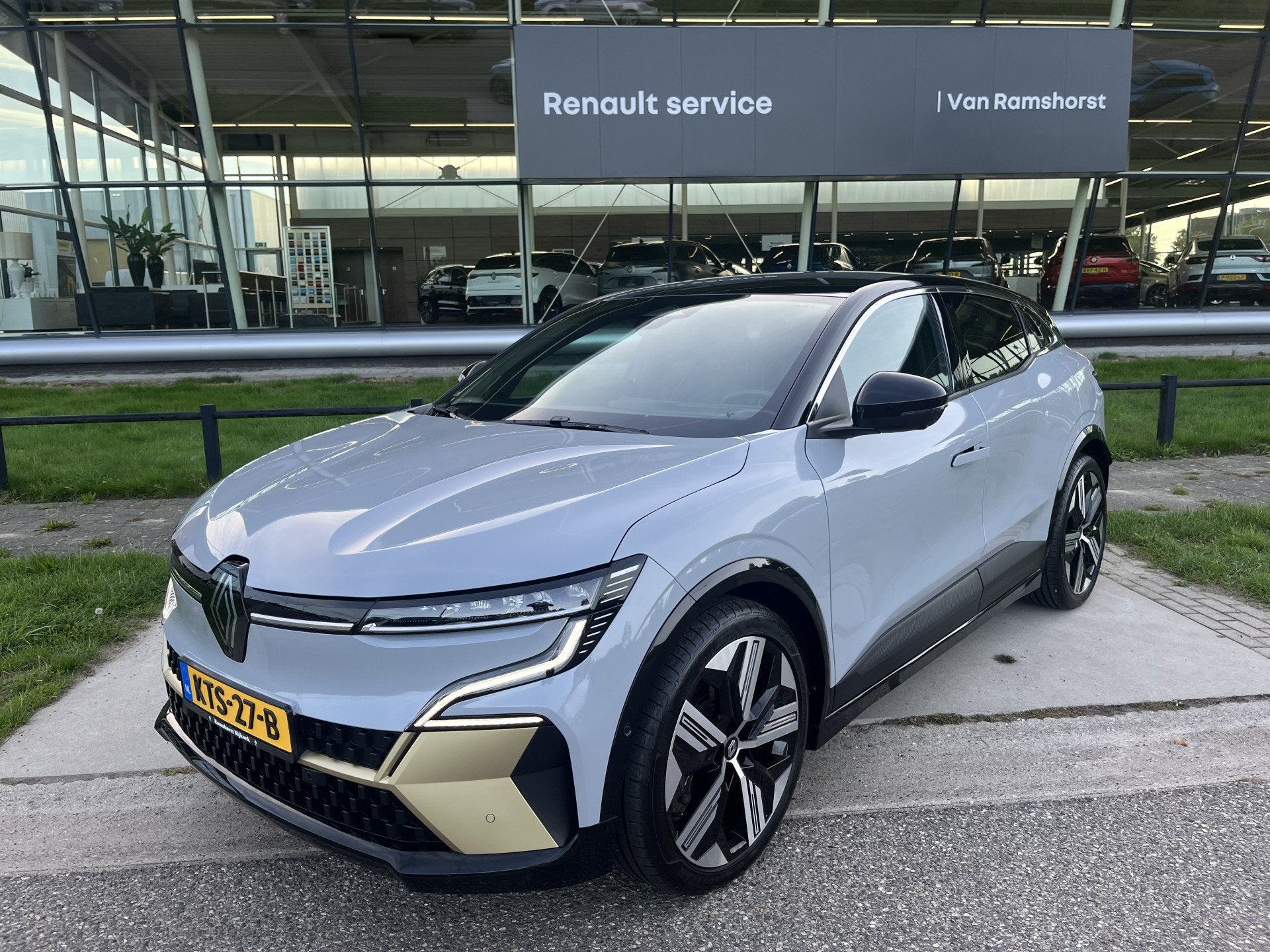 Renault Mégane E-Tech EV60 Optimum Charge Iconic 220PK / 36, Auto's, 12 maanden, Zwart, 429 km, 900 kg