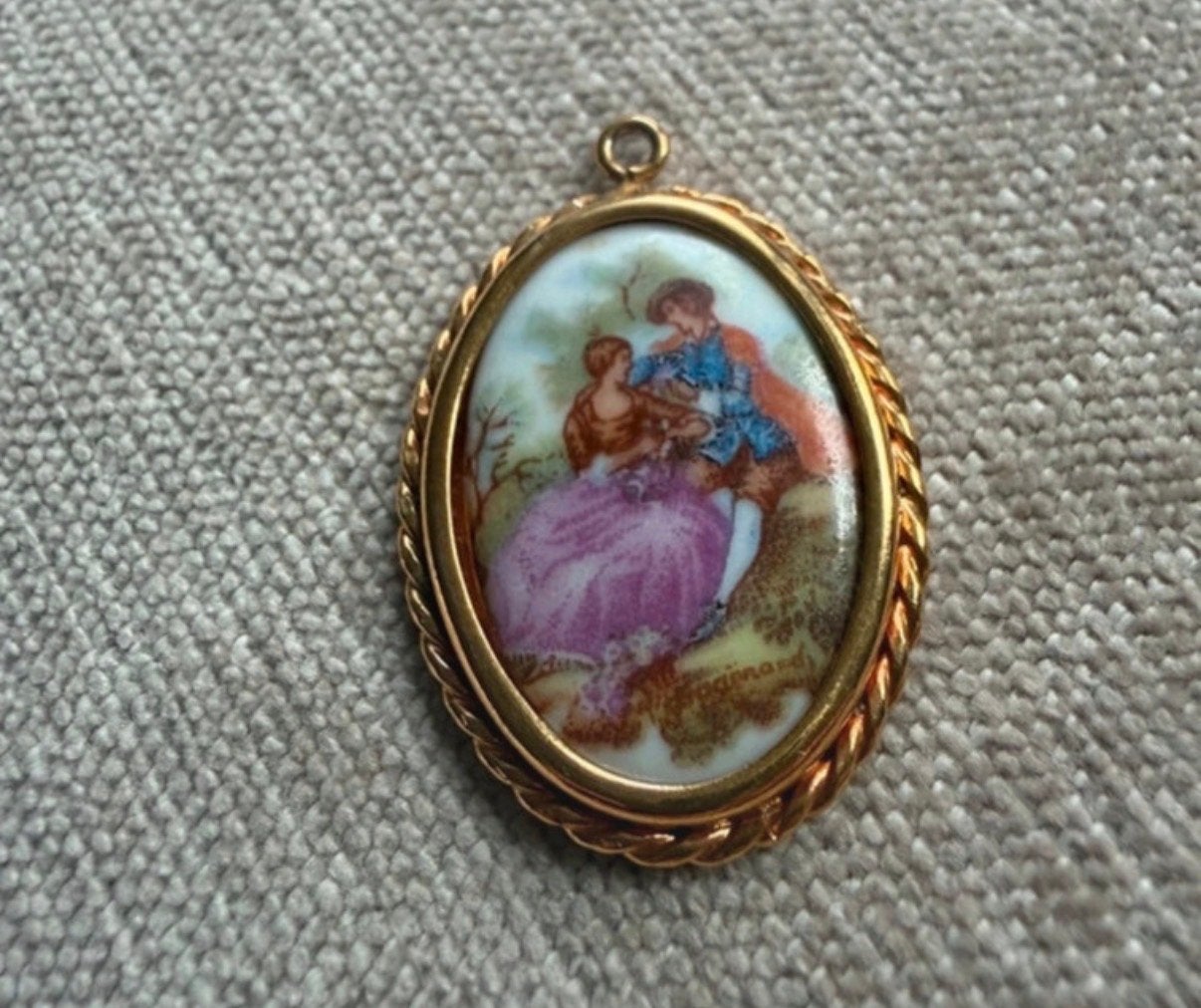 Vintage Medaillon Hanger met Romantische Scène, Sieraden, Tassen en Uiterlijk, Overige materialen, Gebruikt, Overige voorstellingen