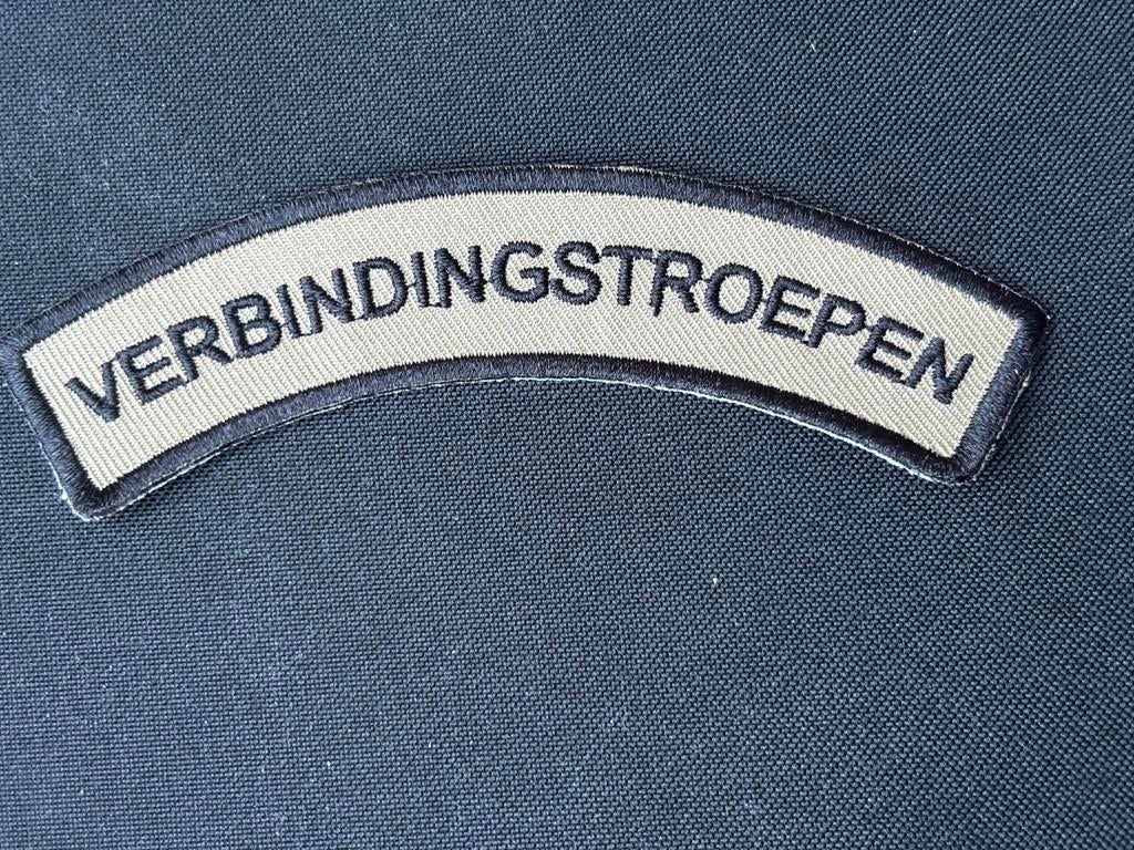 Straatnaam verbindingstroepen zonder velcro, Verzamelen, Militaria | Algemeen, Ophalen of Verzenden, Landmacht, Nederland, Embleem of Badge