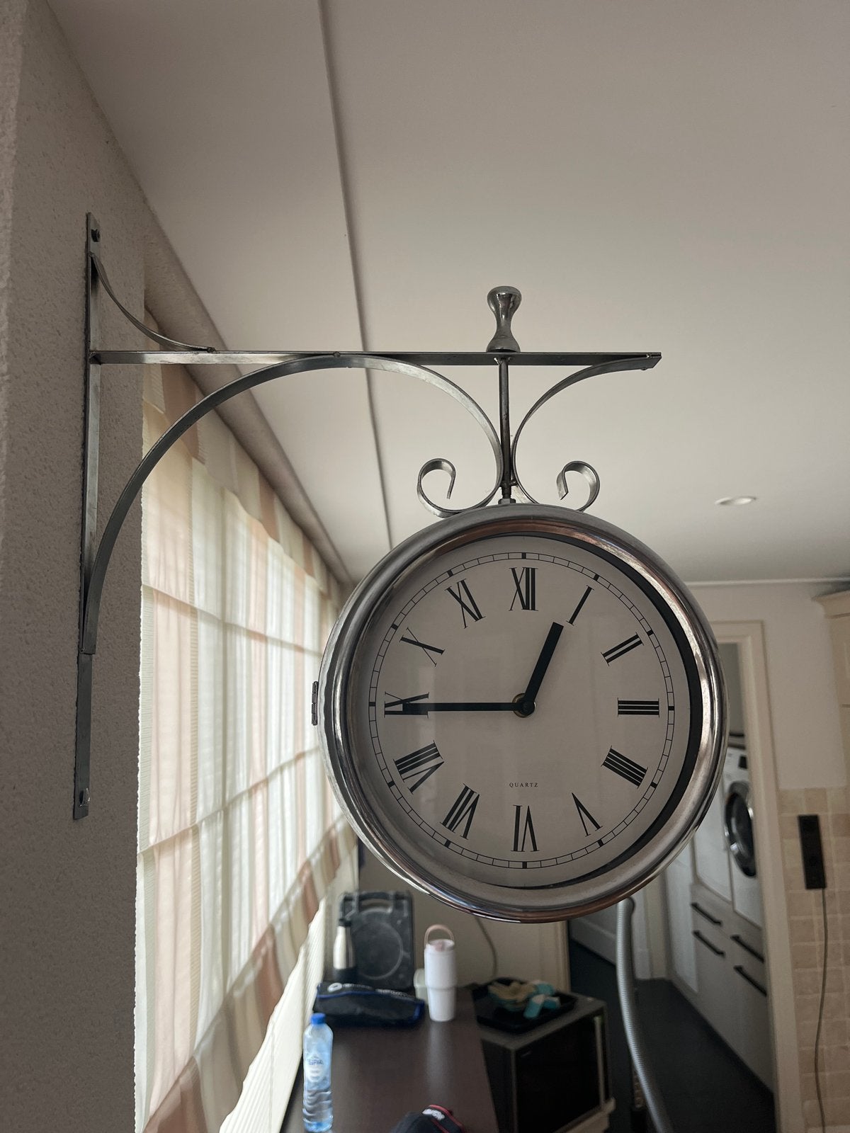 Super leuke dubbelzijdige wandklok - 23 cm diameter, Huis en Inrichting, Analoog, Ophalen of Verzenden, Dubbelzijdig, Zilver