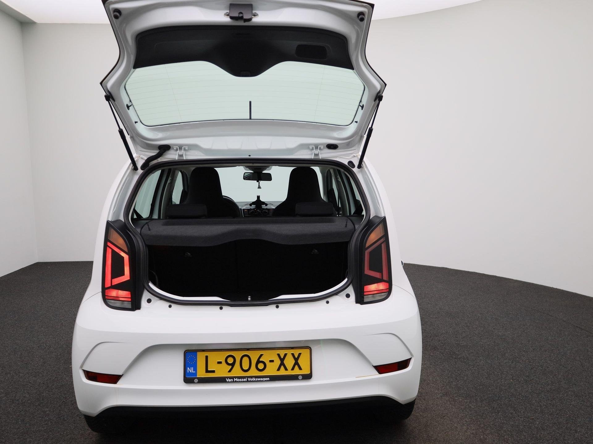 Foto 11 van Volkswagen Up! 1.0 | Airconditioning | Bluetooth | Elektrisc