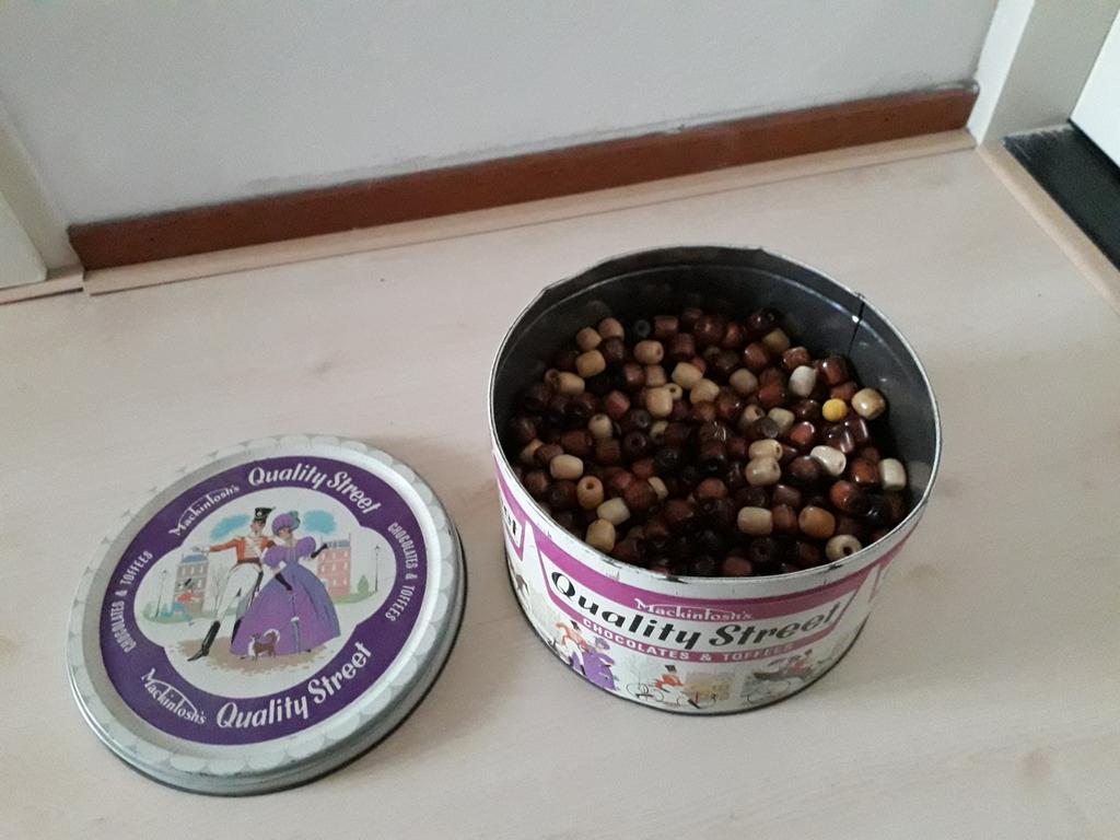 Houten kralen voor macrame in groot Quality Street blik, Ophalen of Verzenden, Kraal
