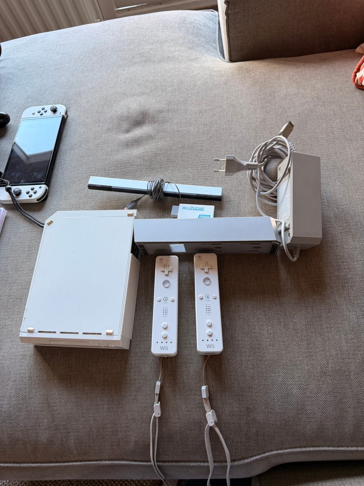 Wii console met 2 controllers en Wii2HDMI adapter &standaard, Spelcomputers en Games, Spelcomputers | Nintendo Wii, Gebruikt, Met 2 controllers