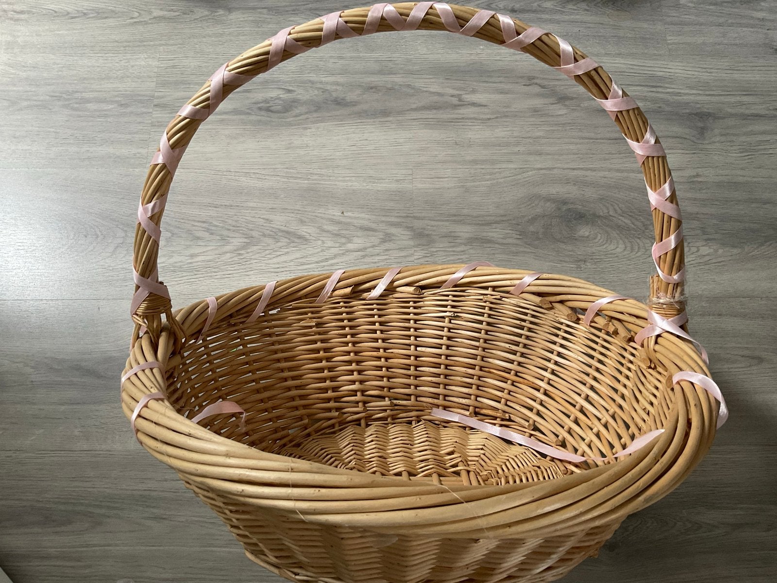 Decoratieve rieten mand met roze lint, Ophalen, Gebruikt, Gevlochten, Mand