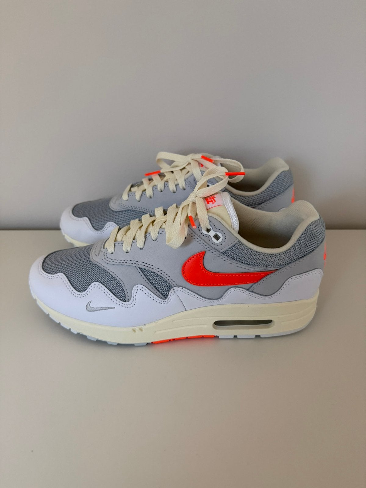 Nike AM1 x Patta - White Hyper Crimson (w/ bracelet), Wit, Nieuw, Ophalen of Verzenden, Sneakers of Gympen