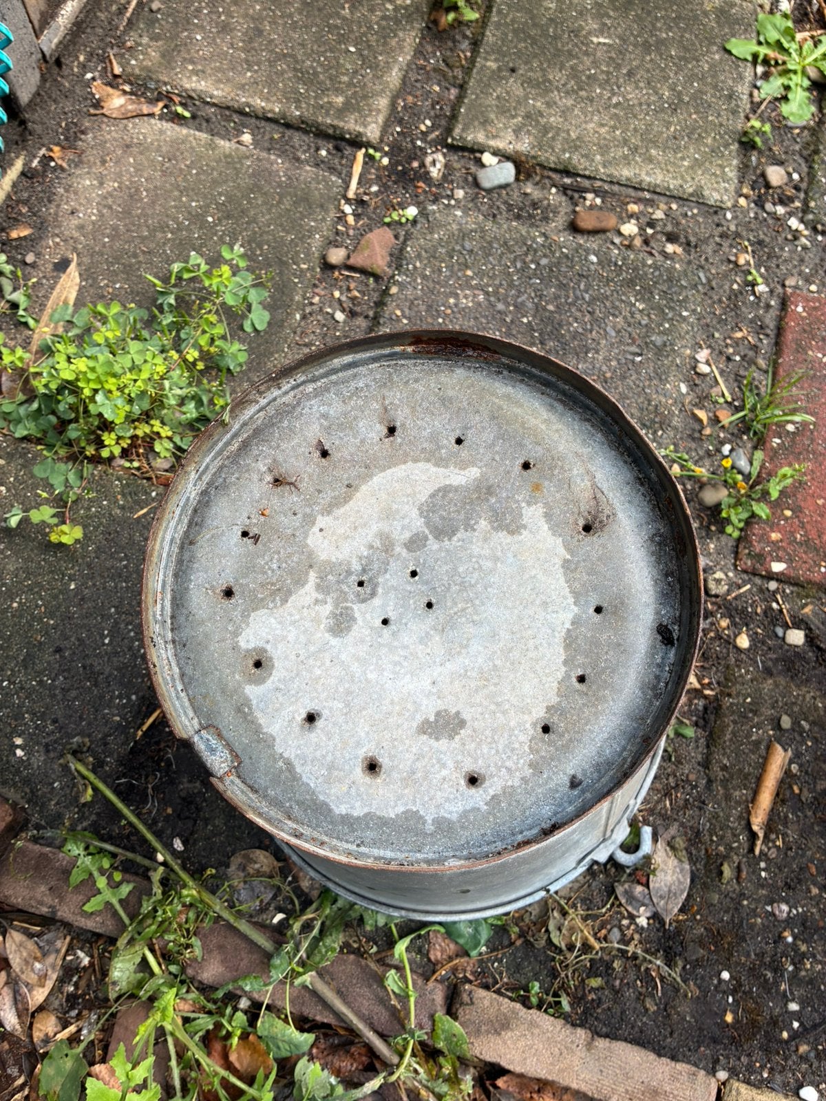 Zinken emmer met gaten voor plantjes, Tuin en Terras, Ophalen, Gebruikt, Gietijzer, Overige typen