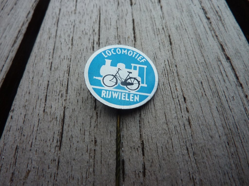 Vintage Locomotief Rijwielen speldje, Verzamelen, Ophalen of Verzenden, Gebruikt, Transport, Speldje of Pin