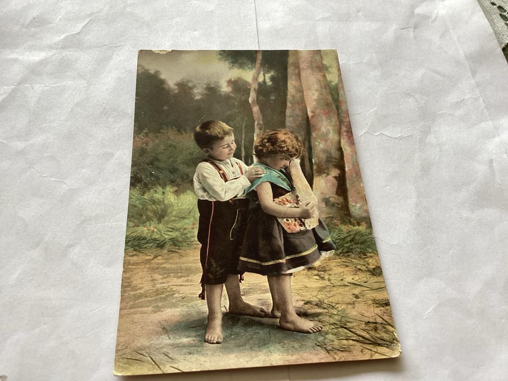Oude ansichtkaart: Jongen troost meisje, gedrukt in Duitslan, Ophalen of Verzenden, 1920 tot 1940, Gelopen