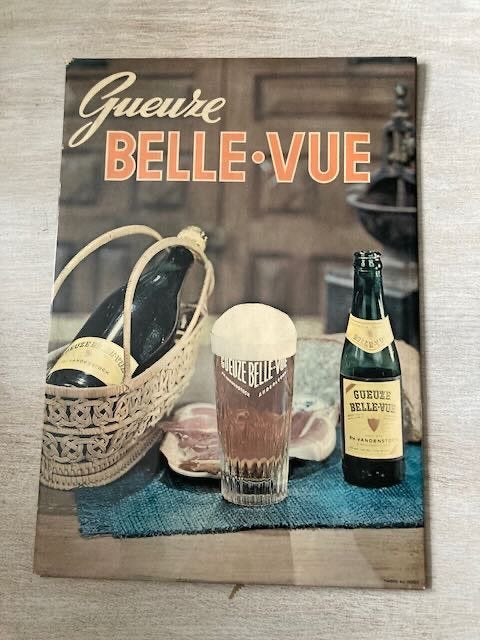 Geuze Belle-Vue  reclamebord   karton jaren 60 38x26 +-, Verzamelen, Biermerken, Ophalen of Verzenden, Gebruikt, Reclamebord, Plaat of Schild