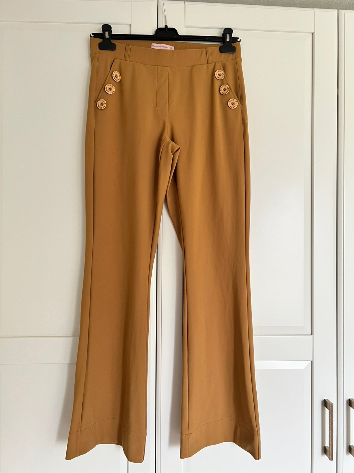 Studio anneloes flair bonded button broek M mustard, Kleding | Dames, Maat 38/40 (M), Overige kleuren, Ophalen of Verzenden, Zo goed als nieuw