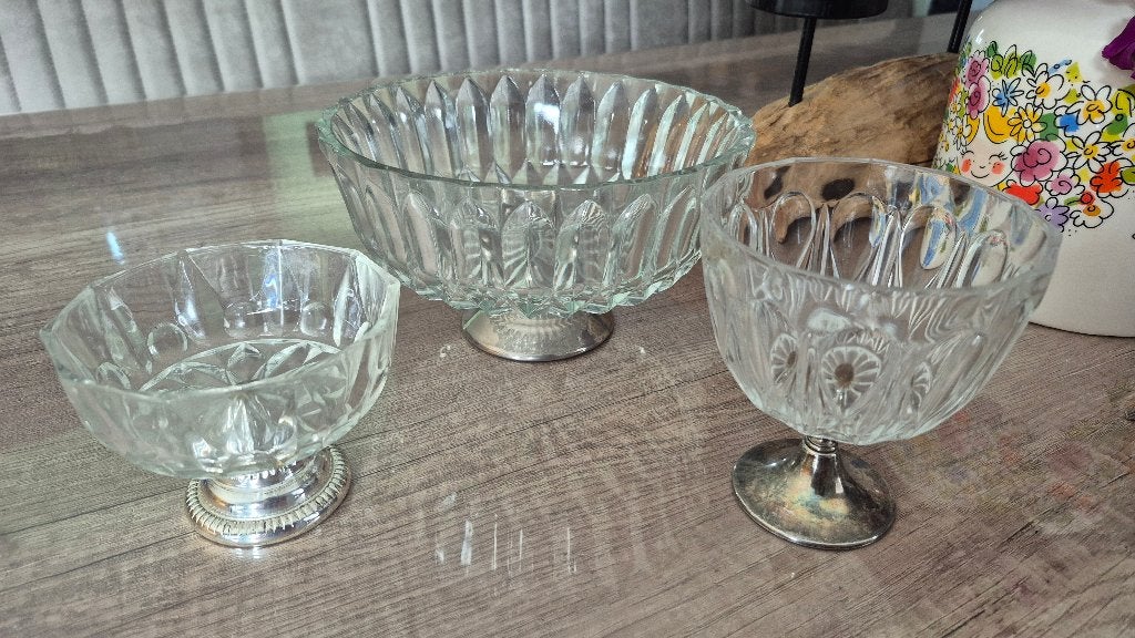 3x Vintage kristallen schaaltjes op verzilverde voet., Gebruikt, Schaal, Rond, Ophalen of Verzenden