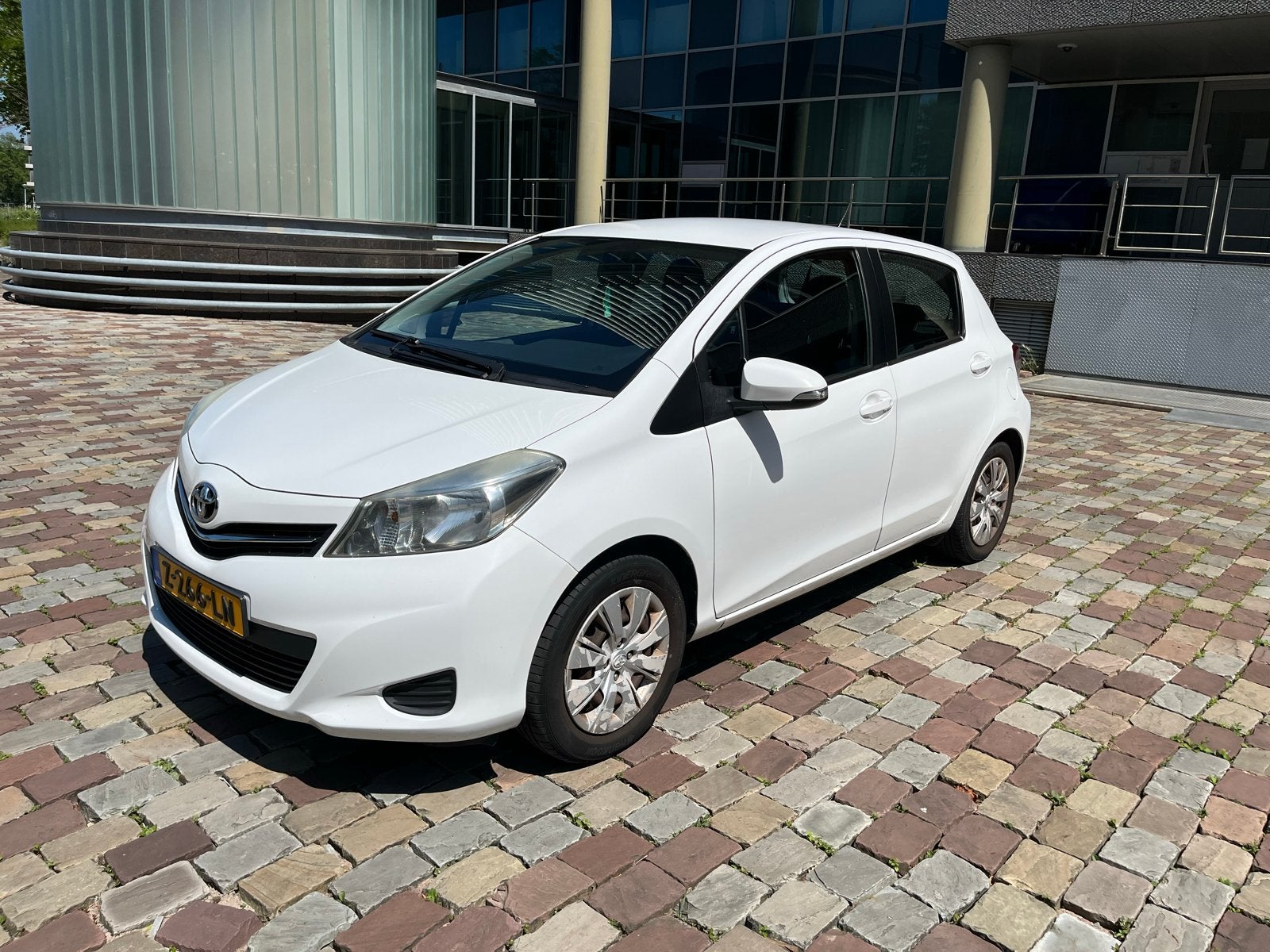 Toyota Yaris 1.3 16V Vvt-i 5DR 2013 Wit, Voorwielaandrijving, 40 €/maand, 4 cilinders, 1329 cc