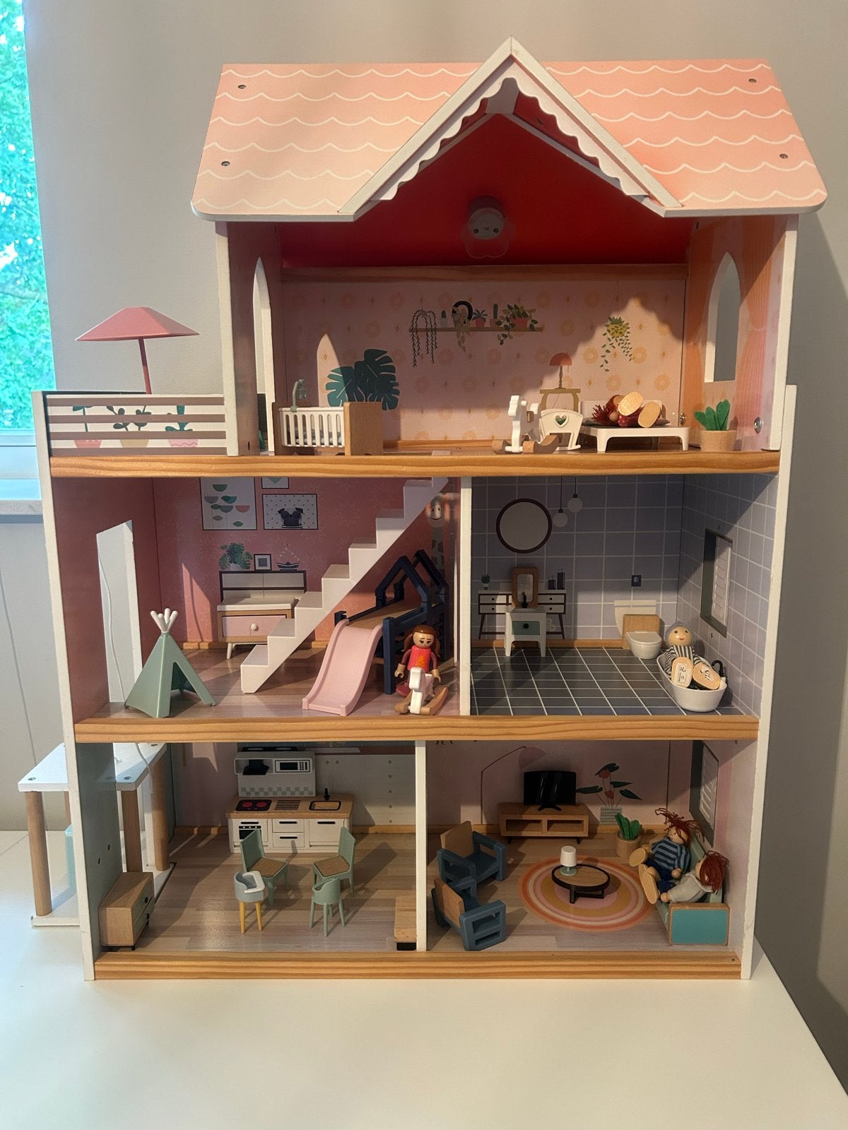 Houten Poppenhuis incl. meubels en poppen, Kinderen en Baby's, Speelgoed | Poppenhuizen, Zo goed als nieuw, Poppenhuis, Ophalen