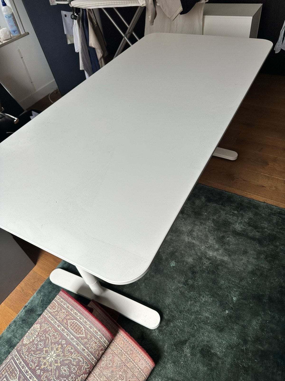 IKEA Bekant Bureau Wit - Verstelbaar en Ruim, Huis en Inrichting, Bureaus, Ophalen, Zit-sta bureau, Gebruikt, Spaanplaat of MDF