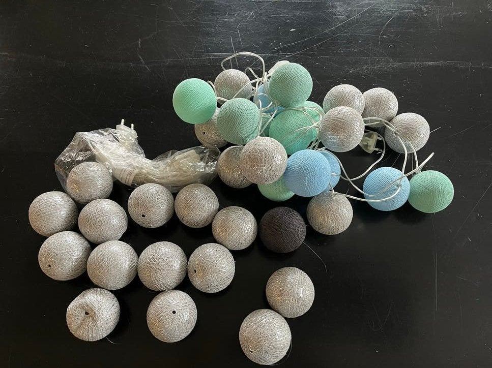 Cotton balls slinger met katoenen bollen - diverse kleuren, Ophalen of Verzenden, Gebruikt, Textiel, Meerkleurig