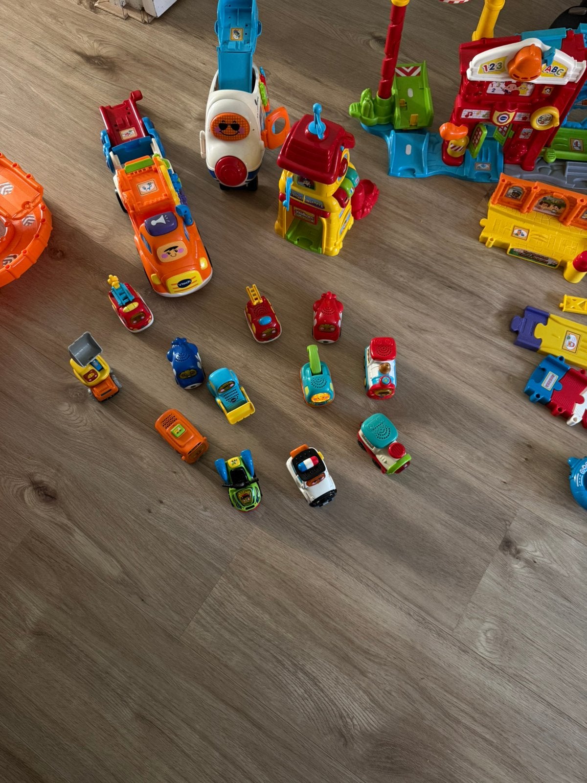 V-TECH set ( auto’s vliegtuig vrachtwagen en nog veel meer, Ophalen, Gebruikt, 6 maanden tot 2 jaar