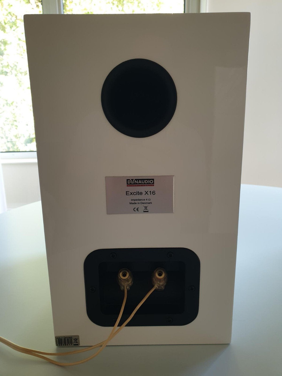 Dynaudio Excite X16 speakers met originele witte standaards, Inclusief standaarden, Ophalen of Verzenden, Zo goed als nieuw, Boekenplank luidspreker