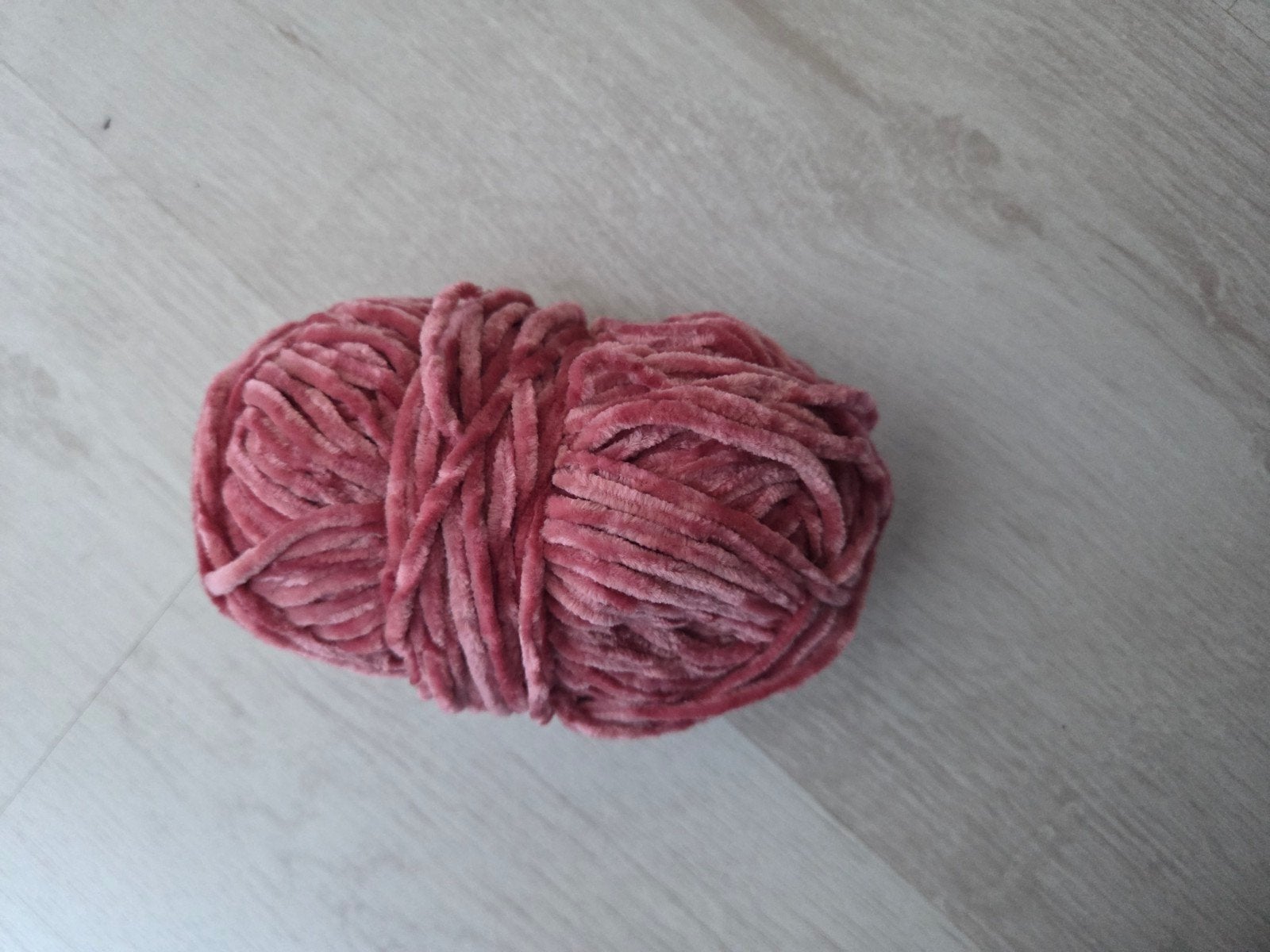 Zacht roze chenille garen voor breien of haken 50gr 90 meter, Verzenden, Nieuw, Breien of Haken, Wol of Garen
