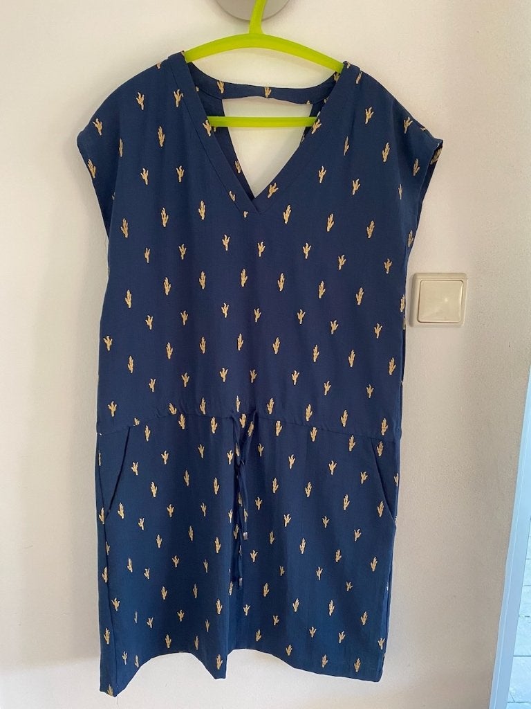 Donkerblauwe jurk met gouden figuurtjes, maat M, Kleding | Dames, Jurken, Maat 38/40 (M), Blauw, It Hippie, Ophalen of Verzenden