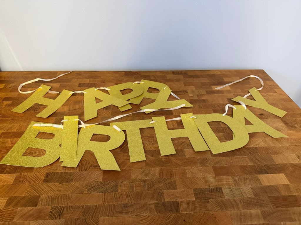 Feestversiering – VIP & Gouden Letterslinger, Ophalen, Zo goed als nieuw, Feestartikel, Verjaardag