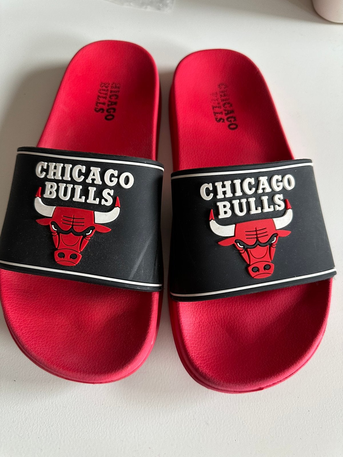 Bad slippers Chicago Bulls, Kinderen en Baby's, Gebruikt, Overige typen, Ophalen of Verzenden, Jongen