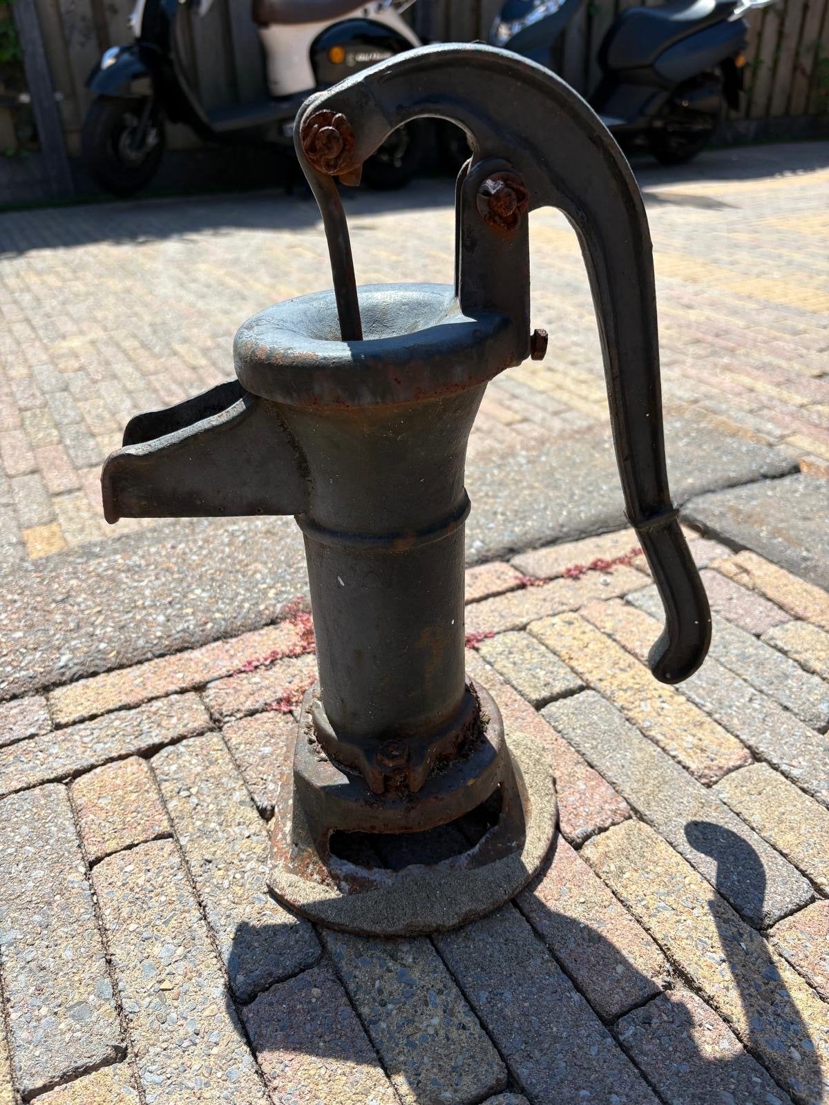Antieke gietijzeren waterpomp - Decoratief, Antiek en Kunst, Ophalen of Verzenden