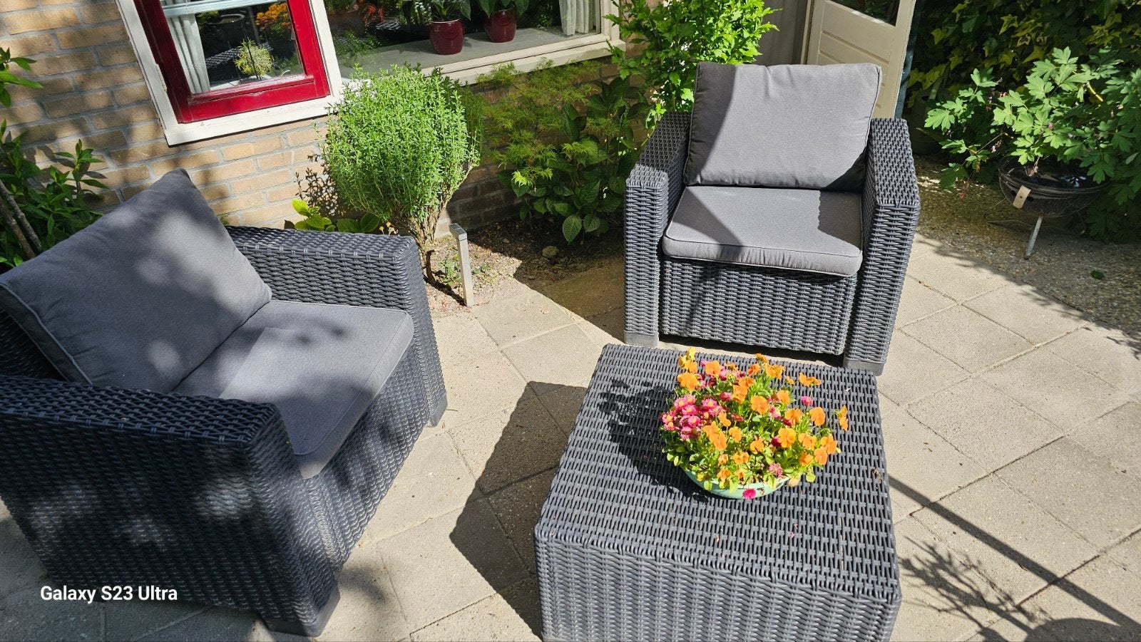 Te koop: set van 2 tuinstoelen en tafel/hooker., Tuin en Terras, Tuinsets en Loungesets, Kunststof, Gebruikt, Stoel, Ophalen
