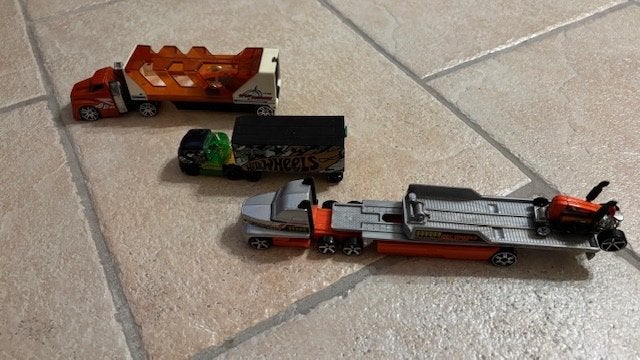 Hot wheels vrachtwagens met twee losse auto’s. De groene is, Ophalen of Verzenden, Gebruikt
