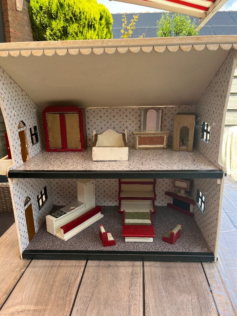 Handgemaakt houten poppenhuis met meubeltjes., Kinderen en Baby's, Speelgoed | Poppenhuizen, Ophalen, Gebruikt, Poppenhuis