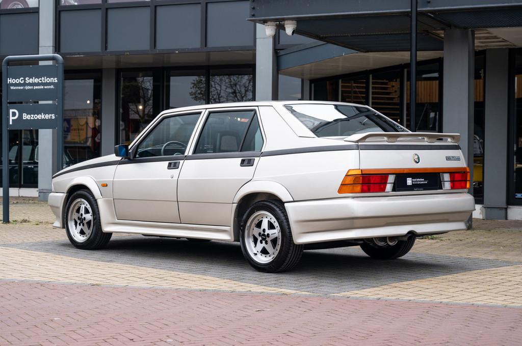 Alfa Romeo 75 1.8 Turbo Zender (bj 1988), Auto's, Oldtimers, Stof, Zwart, 4 stoelen, Origineel Nederlands
