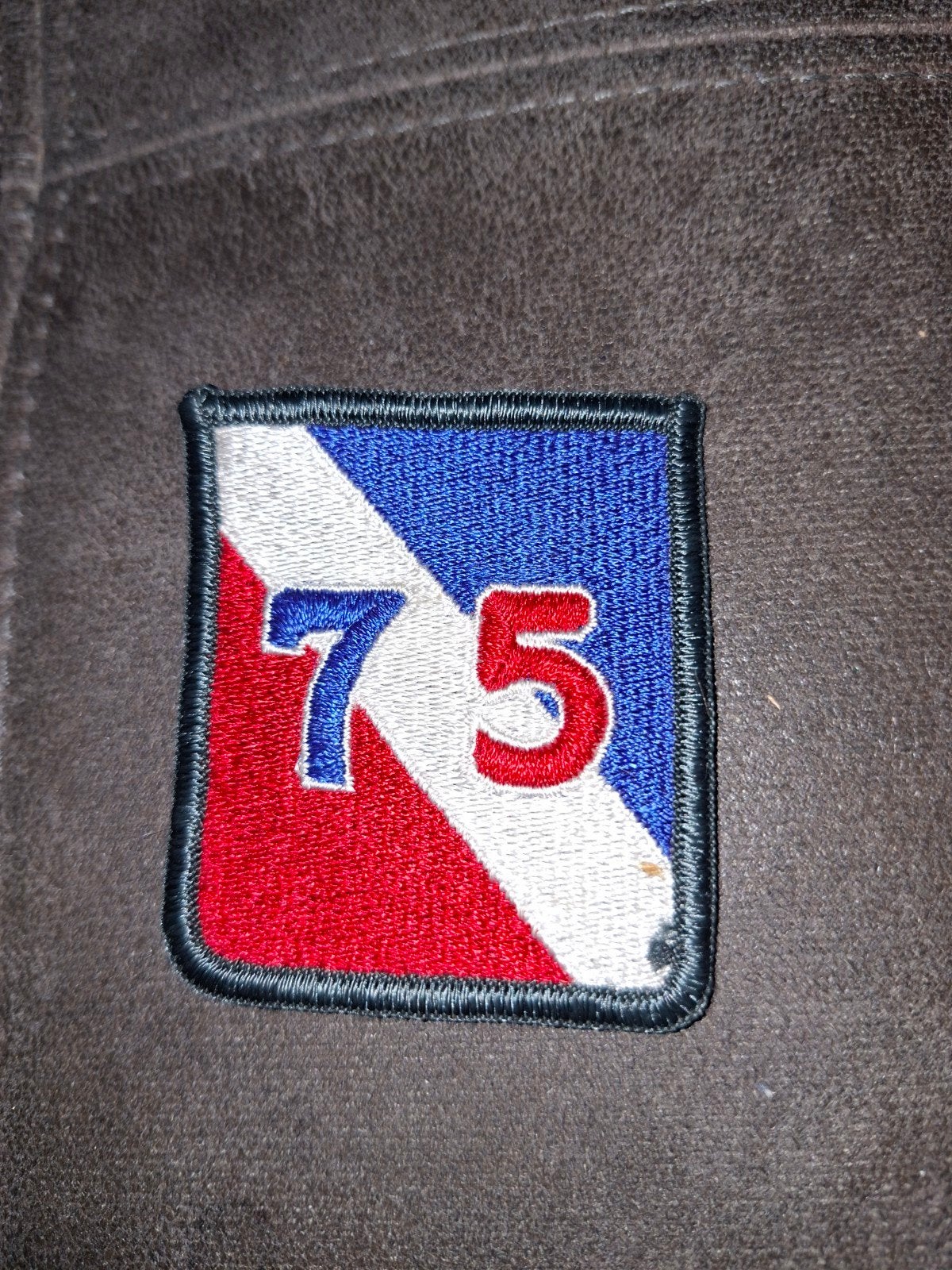 Militair Embleem/Badge - 75, Ophalen of Verzenden, Overige soorten, Overige gebieden, Embleem of Badge