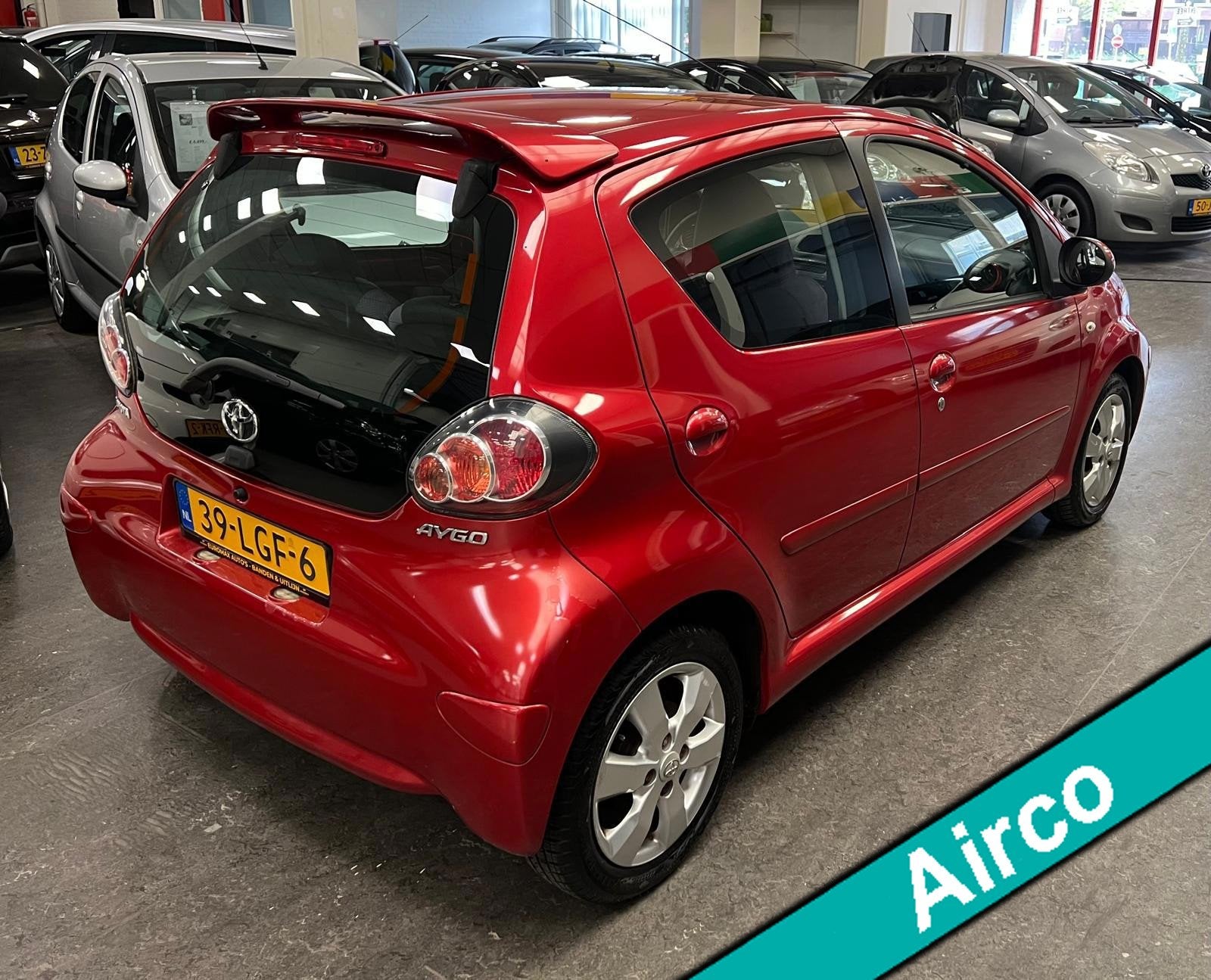 Toyota Aygo 1.0-12V Aspiration Red 1e Eigenaar - NAP - Airco, Voorwielaandrijving, Zwart, 4 stoelen, Leder en Stof