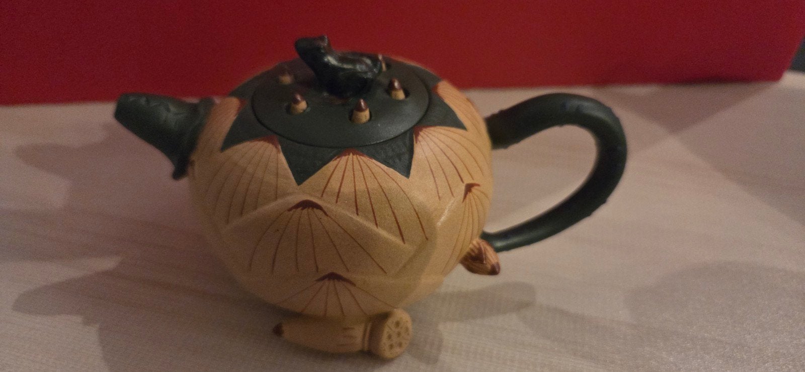 Unieke handgemaakte theepot met lotus- en kikkerdesign, Antiek en Kunst, Ophalen of Verzenden