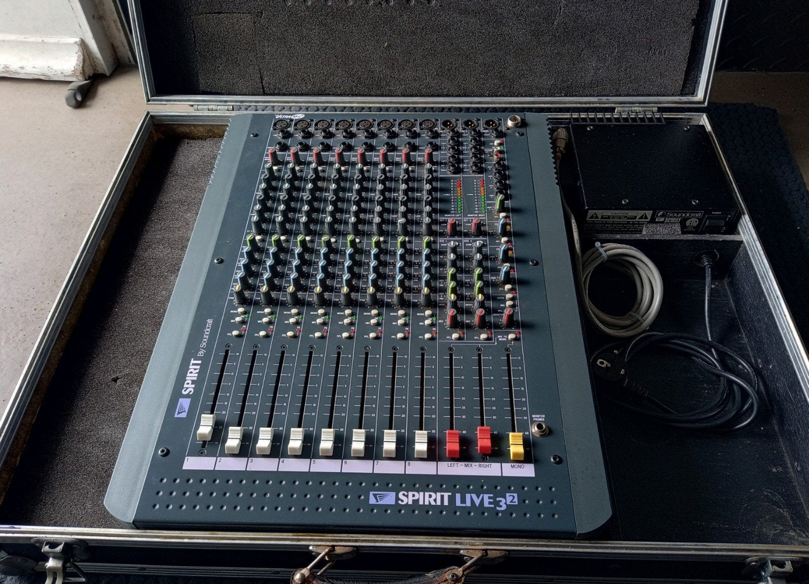 Zeer nette Soundcraft Spirit Live mixer in flightcase, Ophalen, Gebruikt