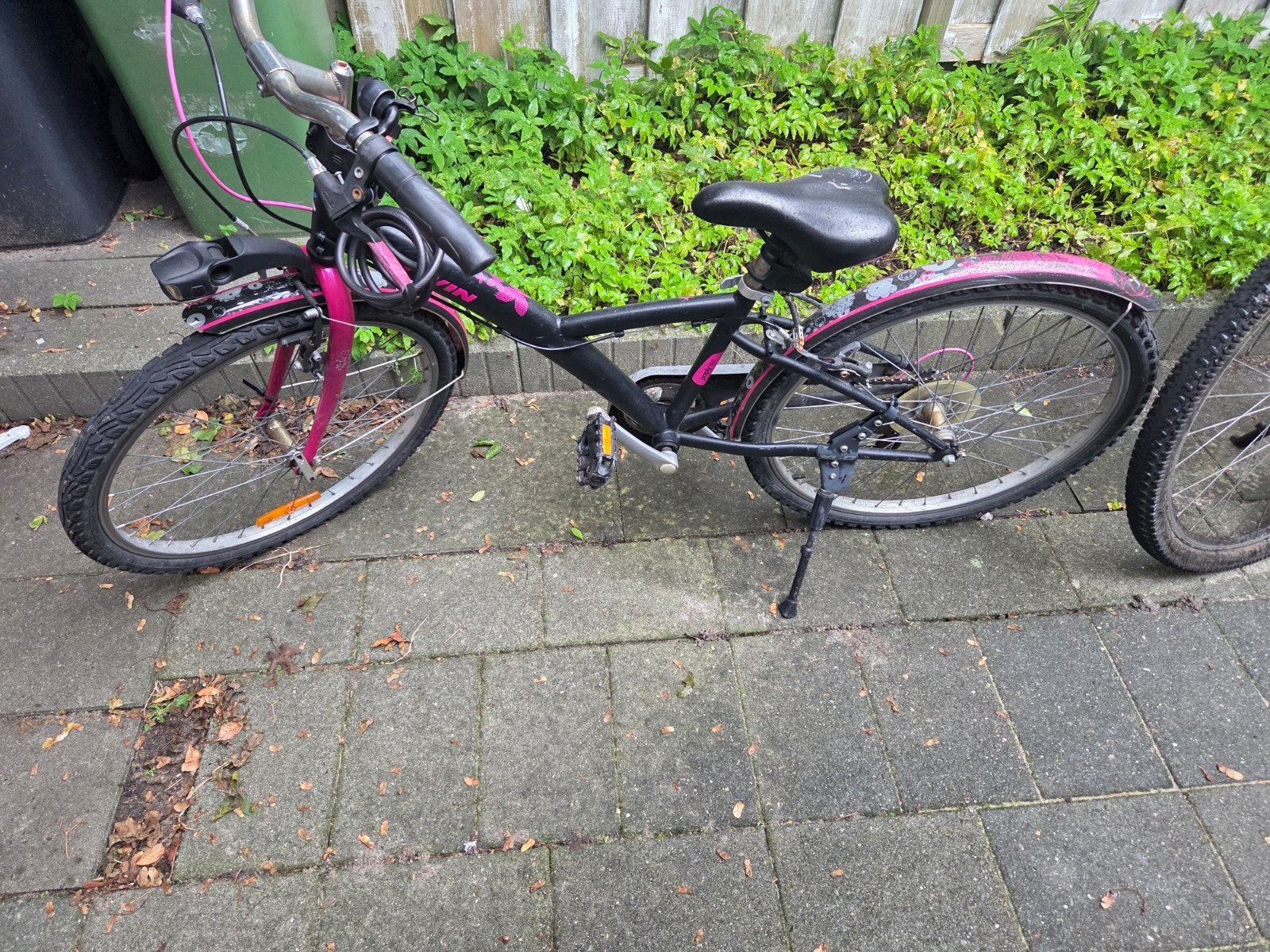 Gebruikte kinderfiets - Roze/Zwart, Minder dan 10 versnellingen, Gebruikt, 26 inch, Velgrem