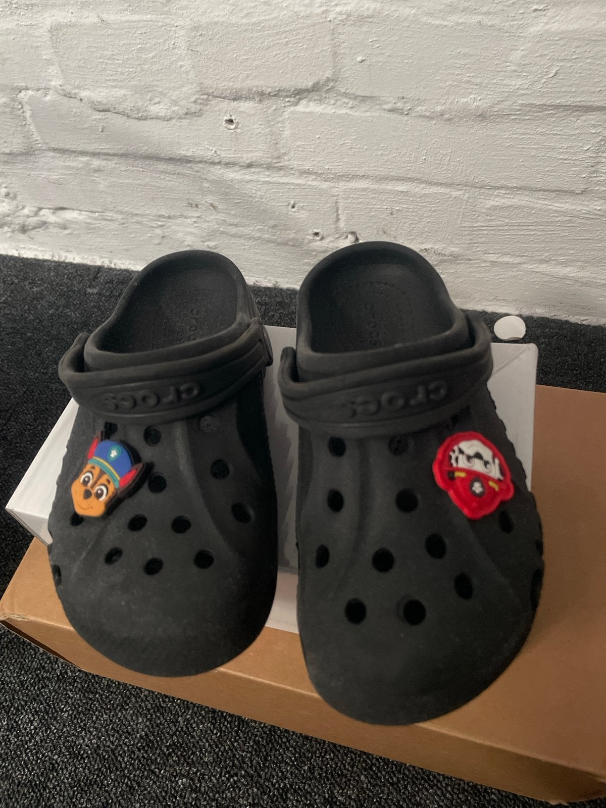 Crocs C12 met Paw Patrol Jibbitz, Ophalen, Gebruikt, Jongen of Meisje, Schoenen