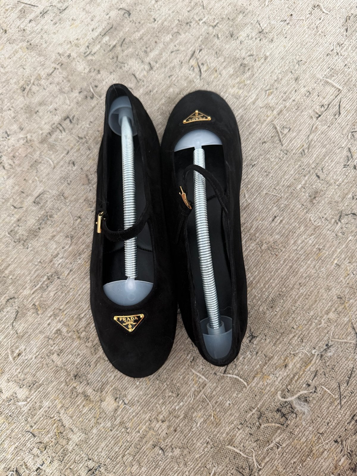 Prada Zwarte Suède Ballerina's met Gouden Logo, Ophalen of Verzenden, Zo goed als nieuw, Zwart, Ballerina's