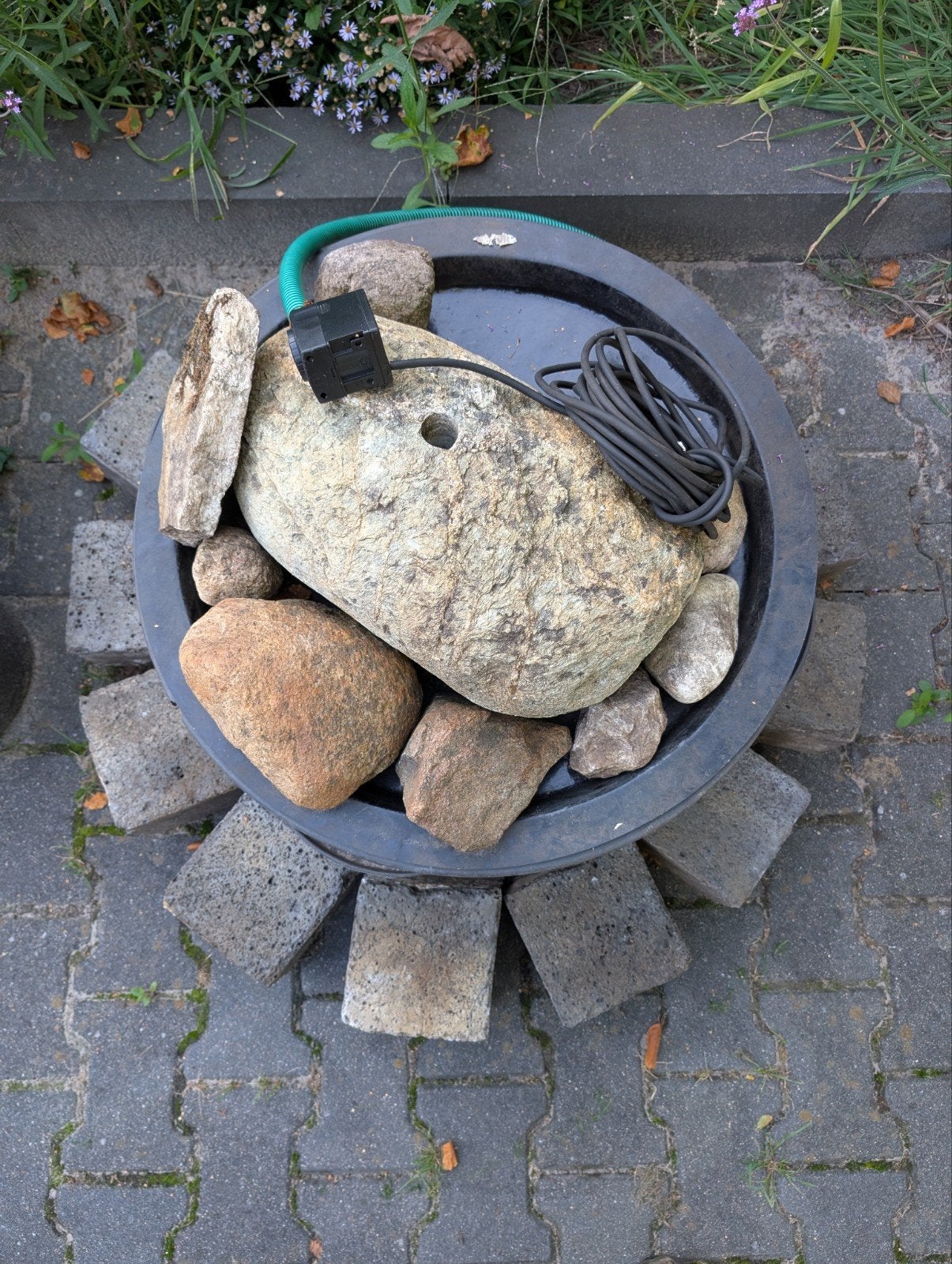 Borrelsteen met gat, pompje en bak inclusief vulstenen, Ophalen, Gebruikt, Graniet, Waterornament