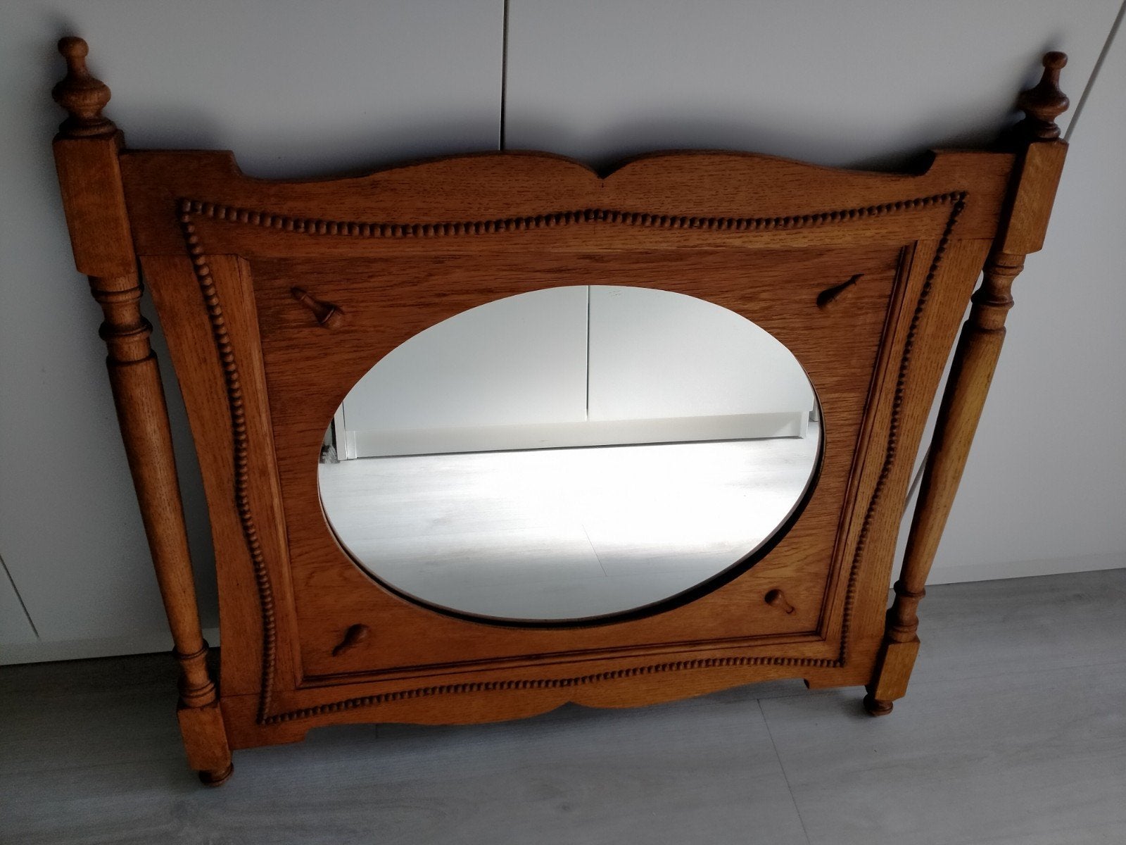 Antieke houten spiegel met ovaal glas, Antiek en Kunst, Ophalen, Ovaal, 50 tot 100 cm, Minder dan 100 cm